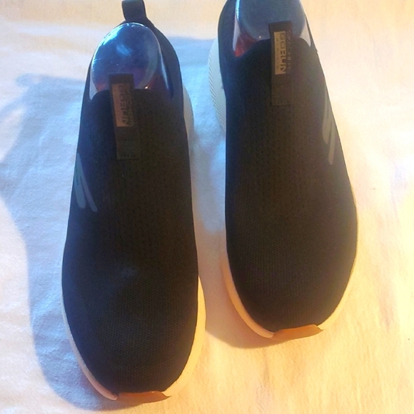 Skechers Ultra GoRun Elevate Air Cooled Black and White Slip-On Sz 9.5 Shoes NWT - Picture 1 of 9